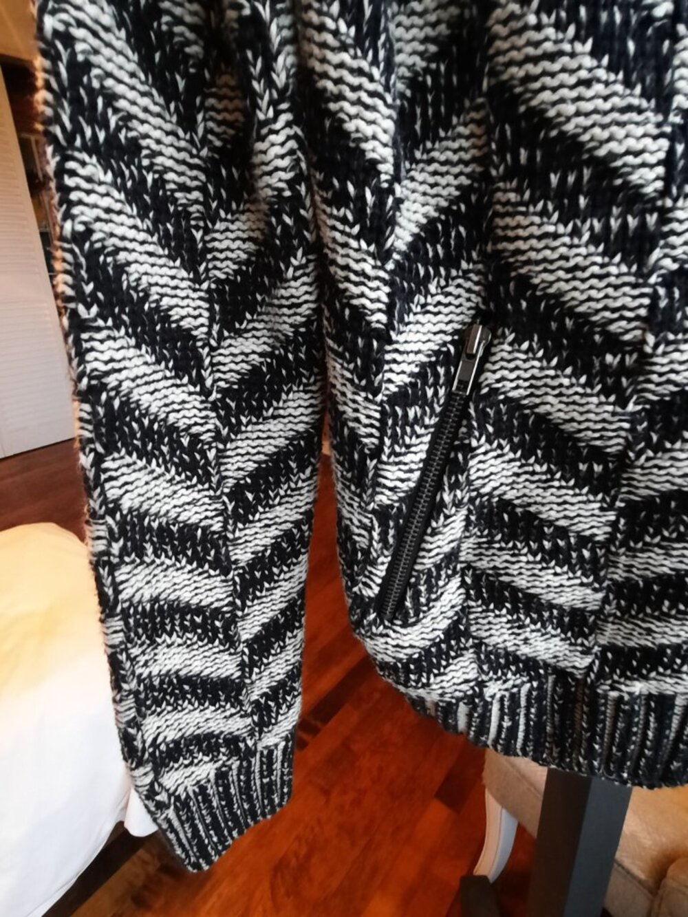 Forever 21 Black & White Chevron Knit Moto-Style Jacket - Picture 4 of 8
